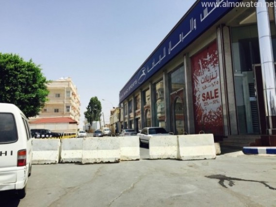 بالصور .. محل تجاري يغلق شارعاً في غياب رقابة بلدية خميس مشيط