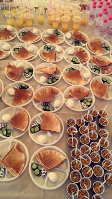 بالصور.. الإبتدائية الـ7 برفحاء تقدم إفطار طازج لطالباتها