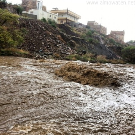 بالصور .. سيول عسير تقطع الطريق بين قريتين وتبشر بموسم سياحي جذاب