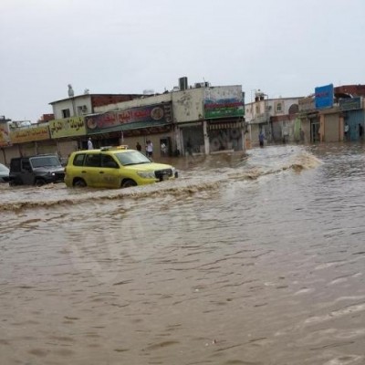 الأمطار الغزيرة تغرق شارع “جاك” بـ”قويزة جدة”