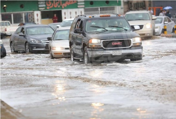 أمطار جدة الغزيرة تغلق الشوارع وتعيق حركة المرور