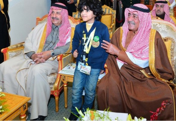 الأمير مقرن يوجه أصغر مصور في الشرق الأوسط لتنمية مهارته