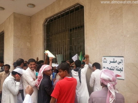 بالصور .. اليمنيون يتزاحمون أمام جوازات عسير للتصحيح قبل انتهاء المهلة