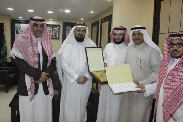 تعليم الشمالية يكرم النادي الأدبي ويوزع 600 كتاب من إصداراته بالمدارس