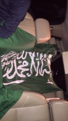 القبض على سعودي بالإمارات بتهمة التلويح بعلم “داعش”!