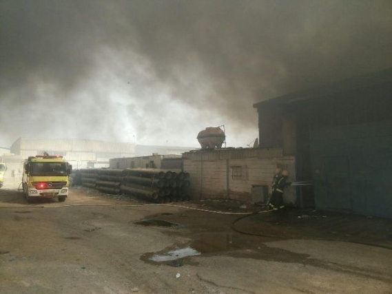 عشر فرق إطفاء تباشر حريقا في مستودعين جنوب جدة