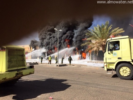 ‏‫بالفيديو.. اندلاع حريق في السوق الدولي بتبوك