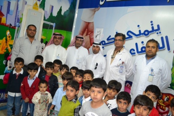 طلاب مدارس التطوير العلمي تقدم الهدايا لمرضى مستشفى عرعر