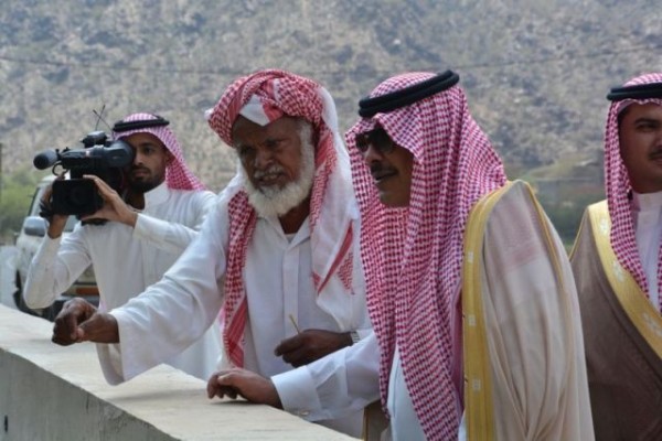 قصة إيقاف مسن لموكب أمير الباحة في “جوة المخواة”