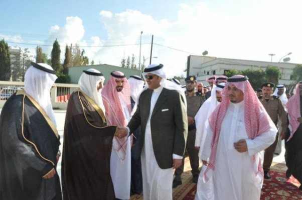 سلطان بن سلمان يعد بإعادة تأهيل القرية التراثية بـ”تنومة”