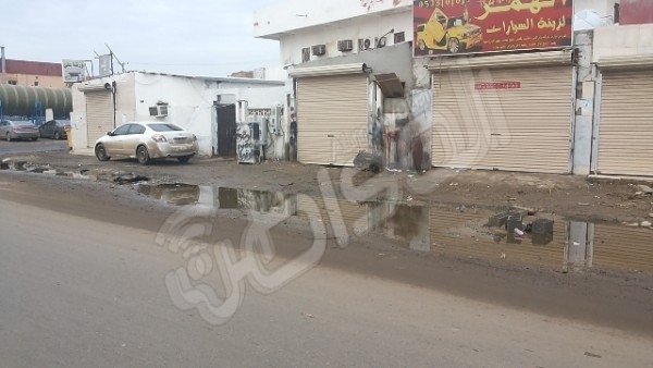 منذ شهرين .. تسرب المياه يحاصر محلات طريق الملك عبدالله بـ”جازان”