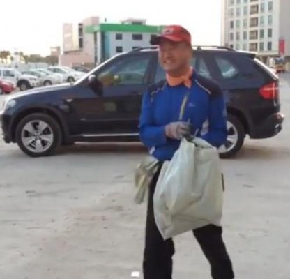 بالفيديو.. مليونير كوري يمتهن جمع القمامة بالبحرين منذ 11 عاماً!