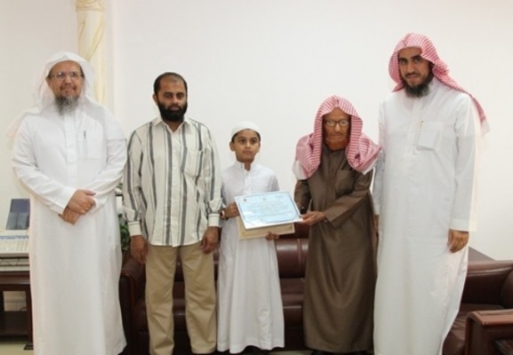 “آل فريان” يكرم طفلاً “9 سنوات” لختمه القرآن كاملاً