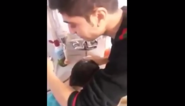 فيديو متداول.. حلاق “يبصق” على رأس زبون أثناء غسل شعره!