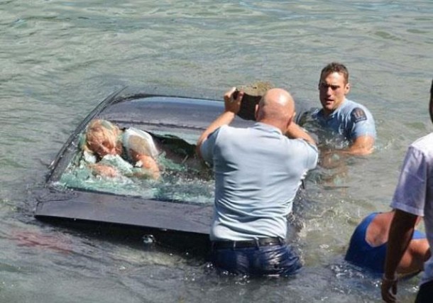 بالصور.. شرطيان ينقذان امرأة من الغرق داخل سيارتها