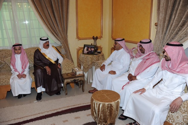 الأمير متعب بن عبدالله يعزّي في وفاة “مشعل العميري”