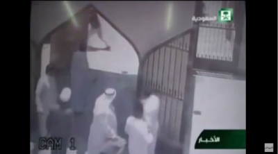 شاهد.. لحظة تفجير الإرهابي أمام مسجد العنود وهو يرتدي الزي النسائي