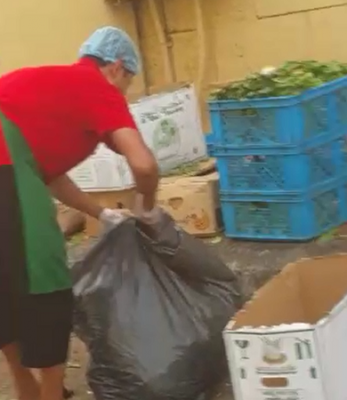 بالفيديو .. هكذا يحفظ عامل مطعم الخضروات  !