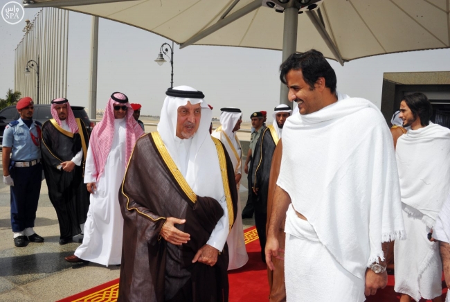 أمير قطر يصل جدة والفيصل في مقدمة مستقبليه ويؤدي مناسك العمرة