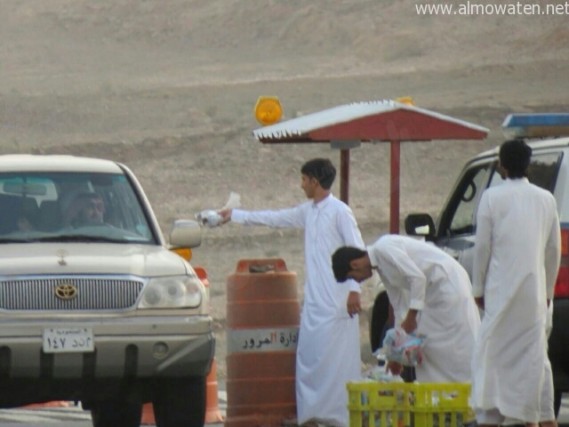 بالصور .. شباب عسير يوزعون وجبات الافطار على عابري الطرق والمسافرين