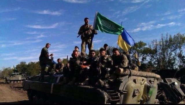 الجيش الأوكراني يرفع العلم السعودي تأييدًا لـ#عاصفة_الحزم