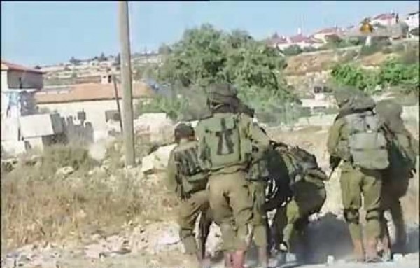بالفيديو.. جنود الاحتلال يعتدون على فلسطيني بالضرب المبرح والوحشي