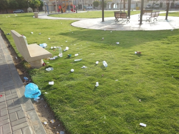 بالصور.. مخلفات المتنزهين تشوه حدائق الأحياء بـ #نجران