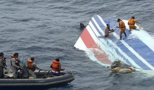 انتشال الصندوق الأسود للطائرة الماليزية المتحطمة في بحر جاوة