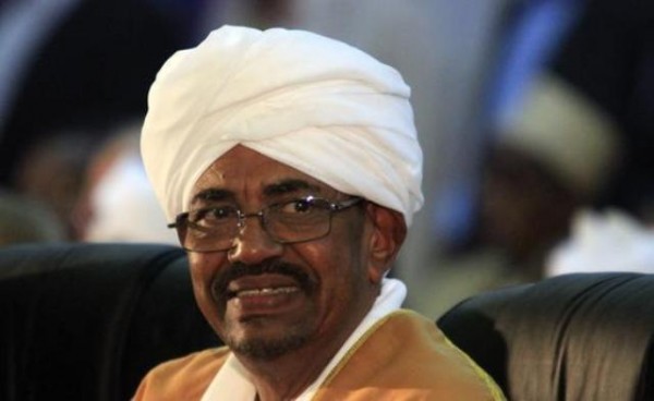 الرئيس السوداني يؤدي مناسك العمرة