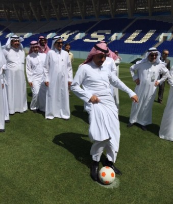 شاهد بالصور.. وزير التعليم يفتتح ملعب جامعة الملك سعود لكرة القدم