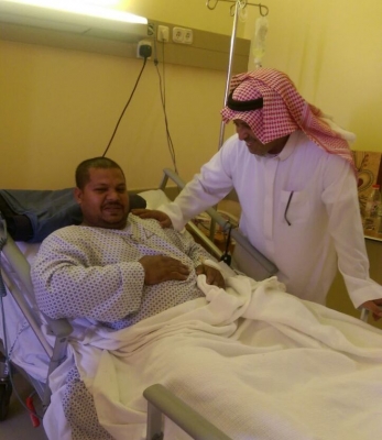 “الحمد” يزور موظفاً بُترت قدمه بسبب حادث بساحة مطار جدة