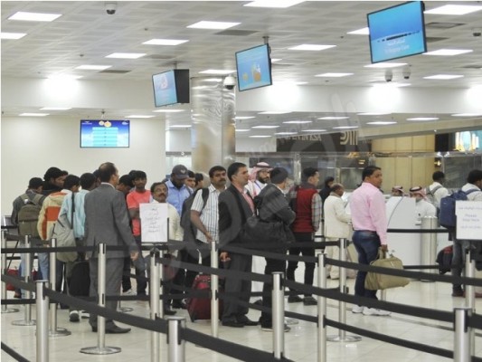 بالصور.. تجهيزات وتقنيات عالمية قلصت إنهاء إجراءات المسافرين بجوازات مطار الرياض