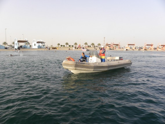حرس الحدود ينقذ أشخاصا من الغرق ويضبط قوارب مخالفة بشواطئ الشرقية