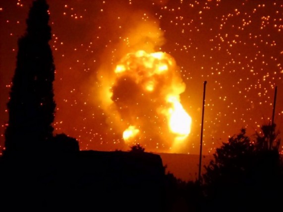 اليمن : انفجارات عنيفة في معسكر المطار اللواء 35 في تعز بعد استهدافه بعدة غارات جوية .