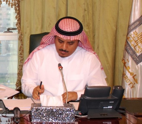 ​مدير جامعة الملك خالد يوقِّع عقود مشاريع بأكثر من 35 مليون ريال