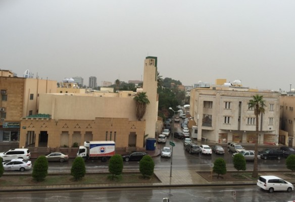 تشهد أحياء من العاصمة الرياض هطول أمطار خفيفة