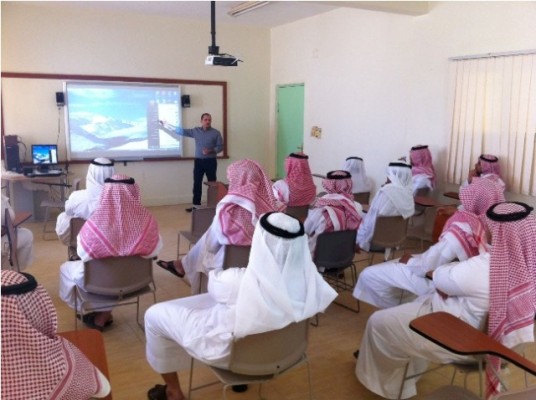 تدريب 360 معلماً بالرياض لاستخدام السبورة الإلكترونية والفيديو التفاعلي