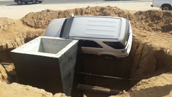 بالصور.. سقوط سيارة وقائدها في إحدى حفر “ساحل القنفذة”