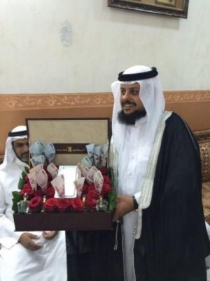 سعودية تهدي زوجها 10 آلاف ريال و”أيفون6″ ليلة زفافه على أخرى !