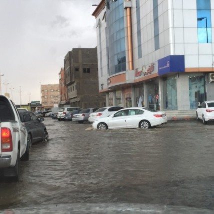 “مدني الطائف” يفك احتجازات الأمطار