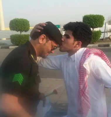 رجال الأمن بـ #مكة يوزعون الورود على الطلاب وأولياء الأمور