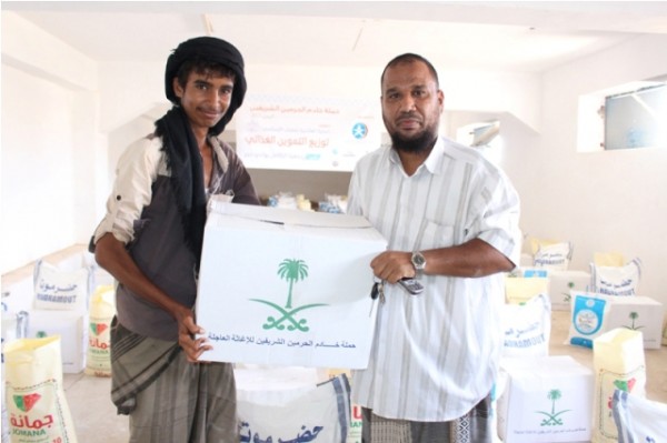 الندوة العالمية توزع 2450 سلة غذائية على الأسر النازحة من عدن