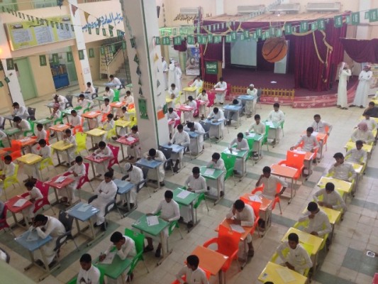 مجمع الفيصل بالحريضة يستقبل طلابه ببرامج تربوية