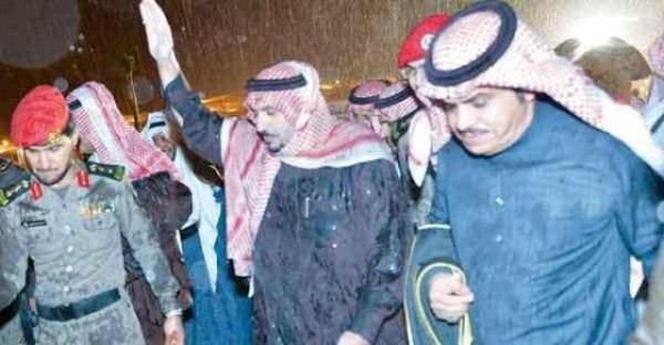 بالصورة .. أمير القصيم في جولة تفقدية تحت زخات المطر