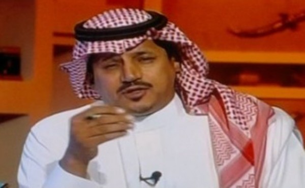 الإعلامي الكثيري يطالب بمنع المحمود من الكتابة