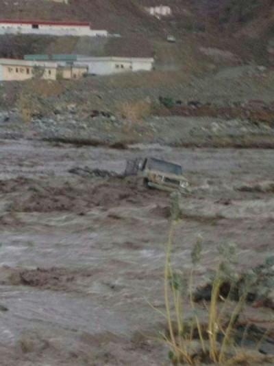 نجاة مواطن بعد محاولة عبوره وادياً بالليث