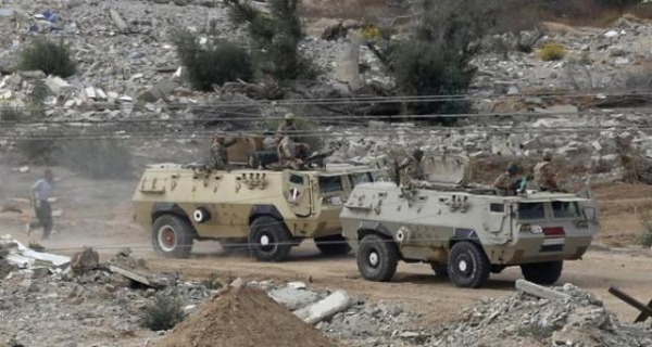 استشهاد 10 أفراد من الجيش المصري بانفجار عبوة ناسفة في سيناء