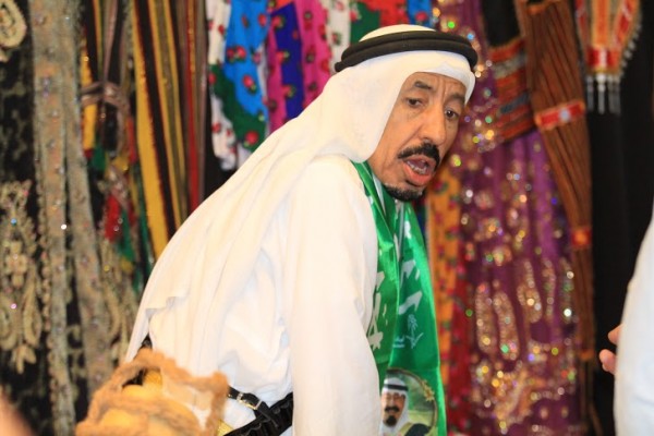 بالصور .. الفلكلورات الشعبية تنعش حماس زوار مركز الملك عبدالعزيز التاريخي
