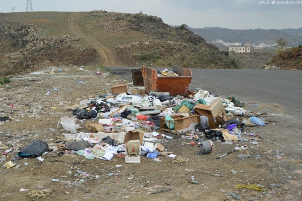 بالصور.. النفايات تنتهك حرمة الطبيعة على طريق “آل يوسف والعكاس”