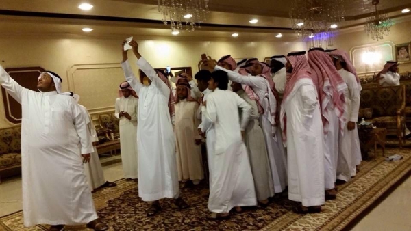 “سيلفي الوداع”.. موظفو بلدية القنفذة مع رئيسهم